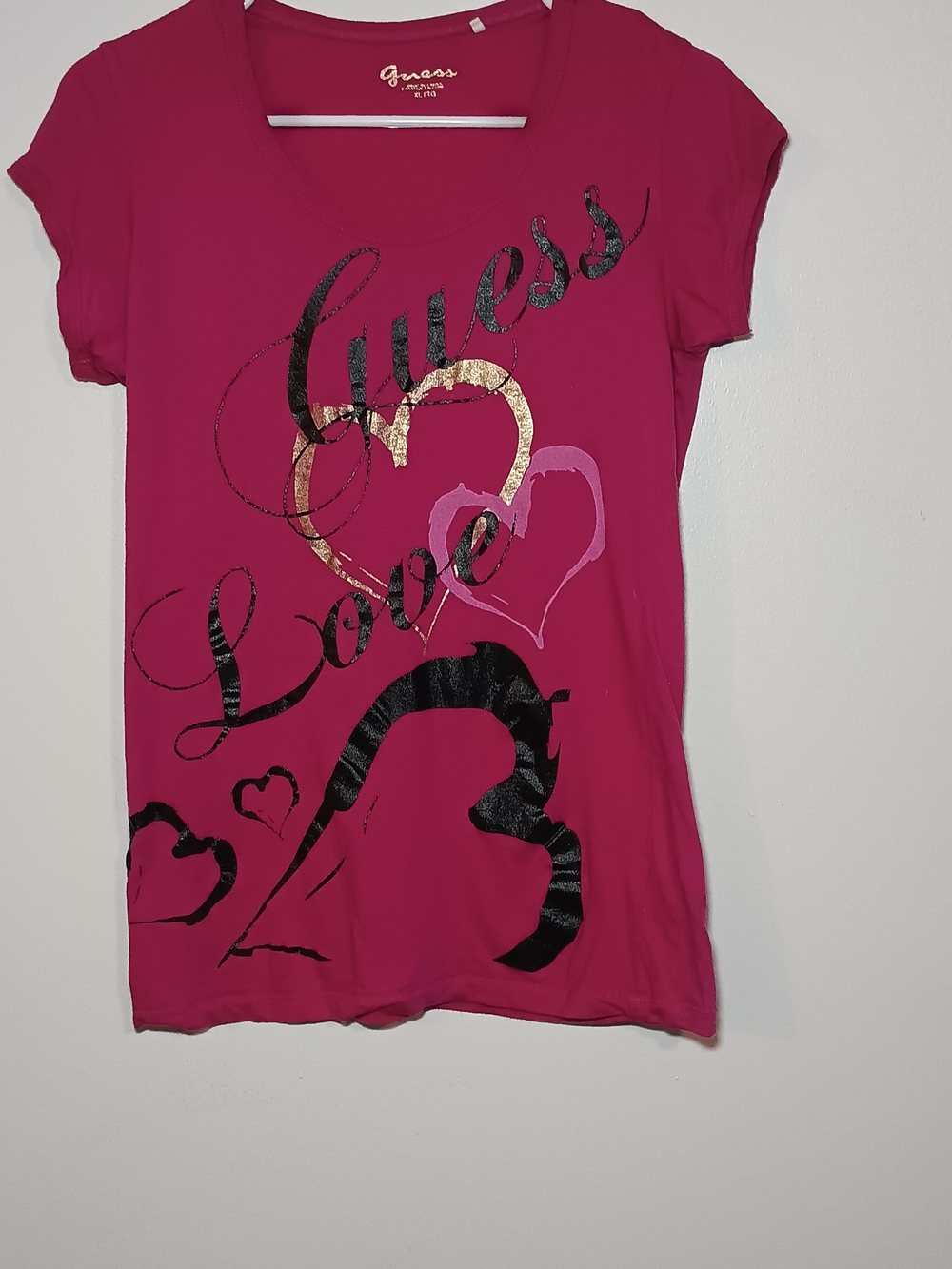 GUESS Magenta Short-Sleeve Graphic Tee with Metallic Gold & Black Hearts
